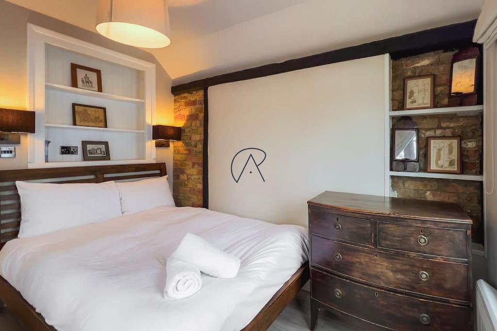 River's Edge Retreat:A Cosy 1-Bed Cabin in Windsor - Housity