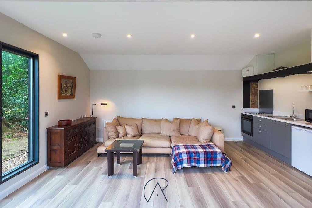 River's Edge Retreat:A Cosy 1-Bed Cabin in Windsor - Housity