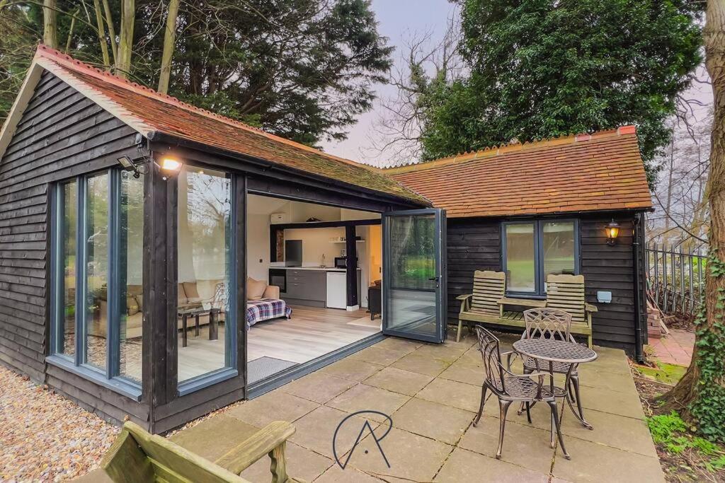 River's Edge Retreat:A Cosy 1-Bed Cabin in Windsor - Housity