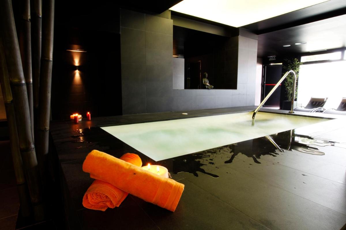 una zanahoria sentada en una mesa en una habitación en Hotel Spa Sinagoga, en Hervás