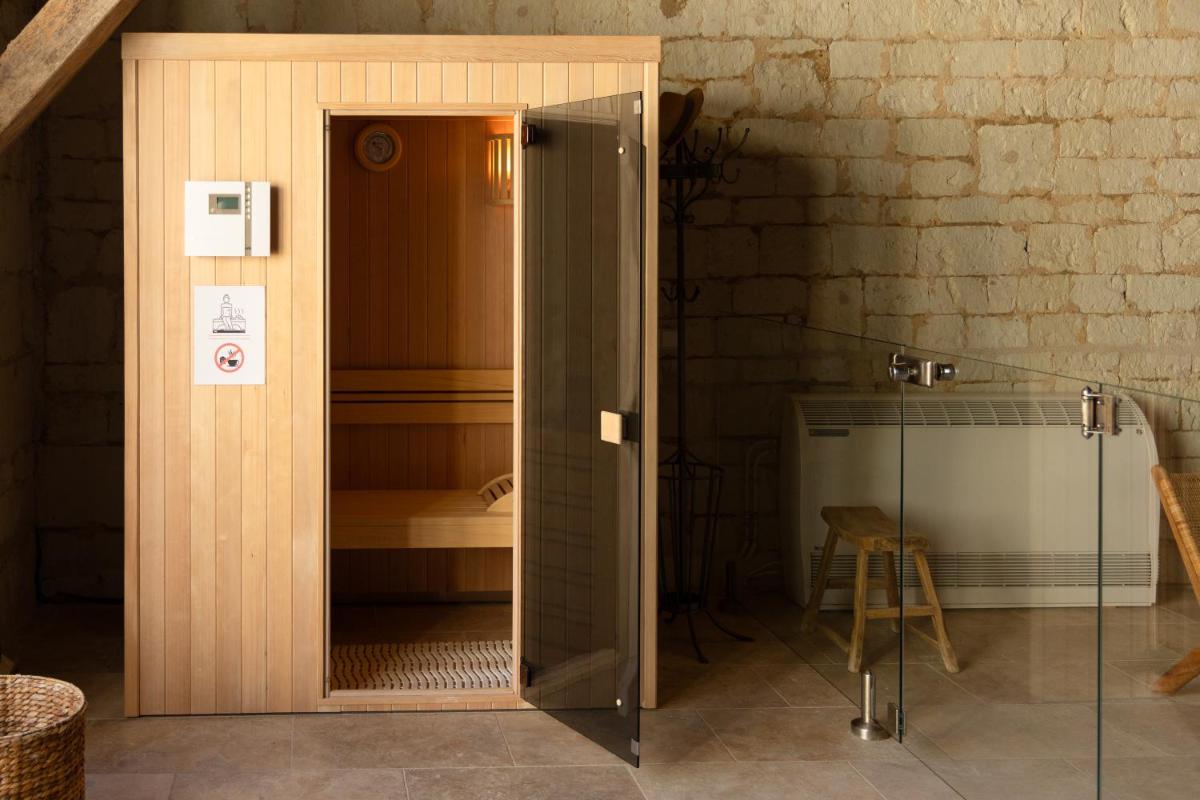 Salle de bains dans l'établissement Le Domaine de Mestré, The Originals Relais