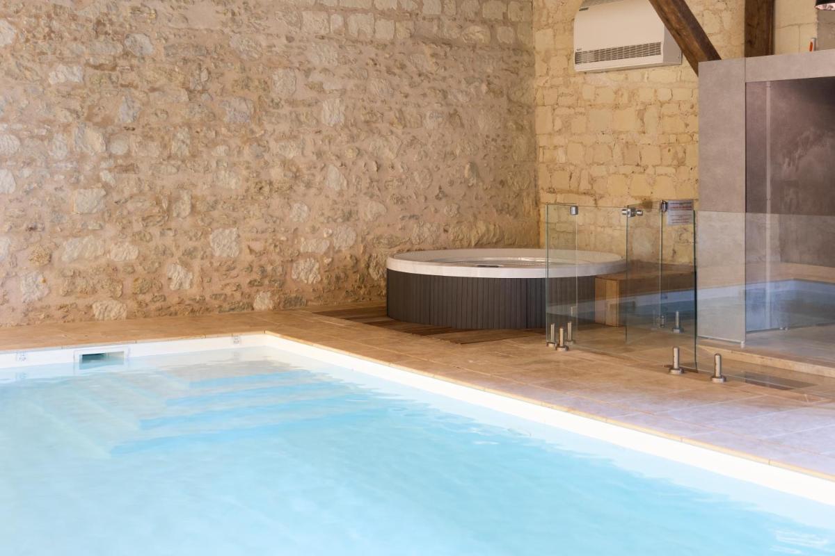 - une grande piscine avec une baignoire dans la chambre dans l'établissement Le Domaine de Mestré, The Originals Relais, à Fontevraud-l'Abbaye