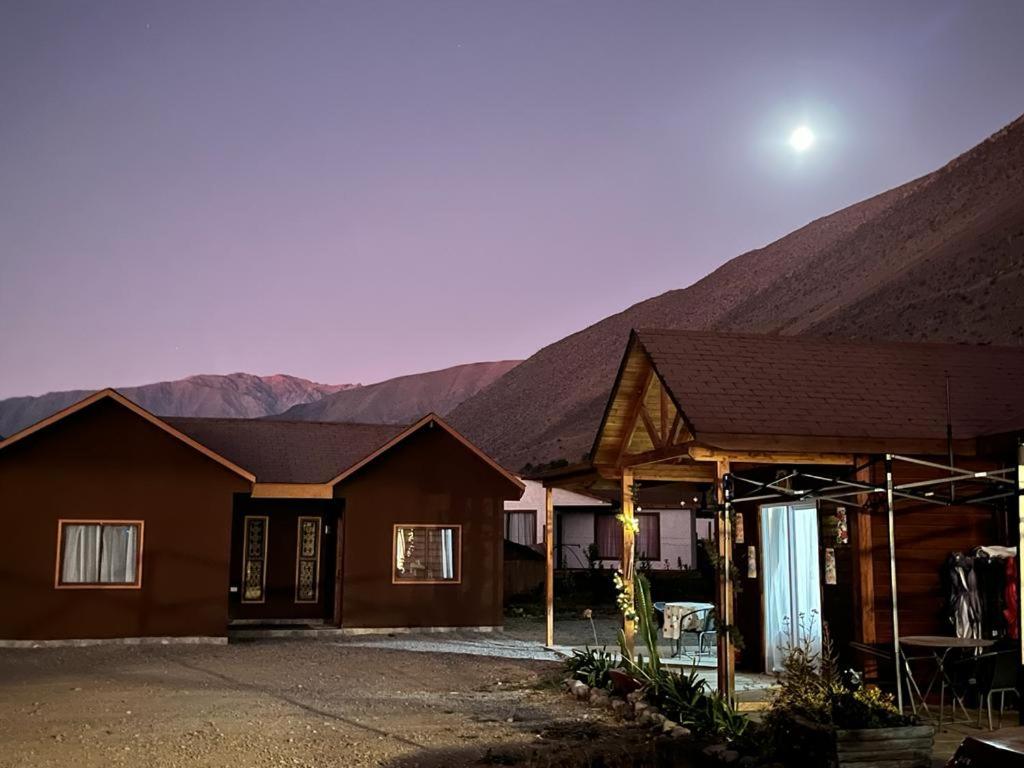 Cabañas Vicuña Cielo de Peralillo - Valle de Elqui - Housity