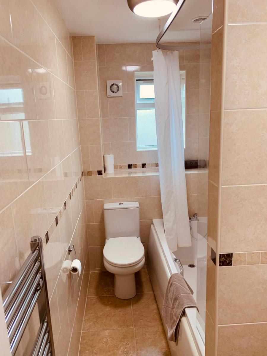 2 bedroom house walking distance to city centre WITH FREE PARKING - Hizvo