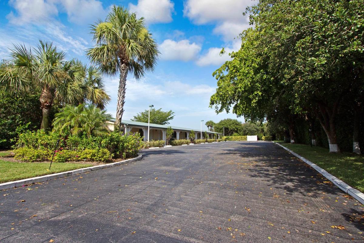 Tequesta Palms Inn - Housity