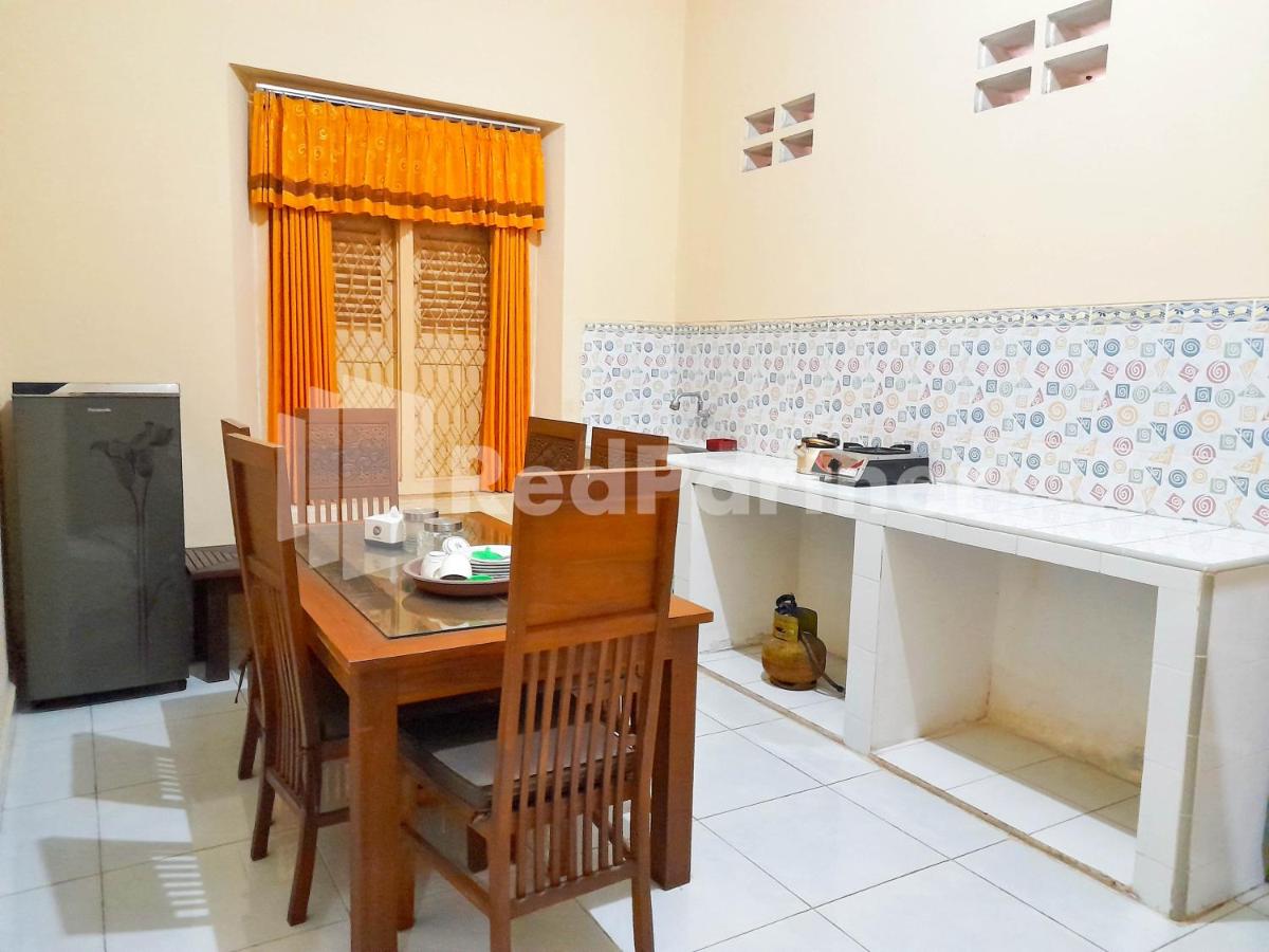 LH101 Guest House Syariah near Makam Sunan Bonang RedPartner - Hizvo