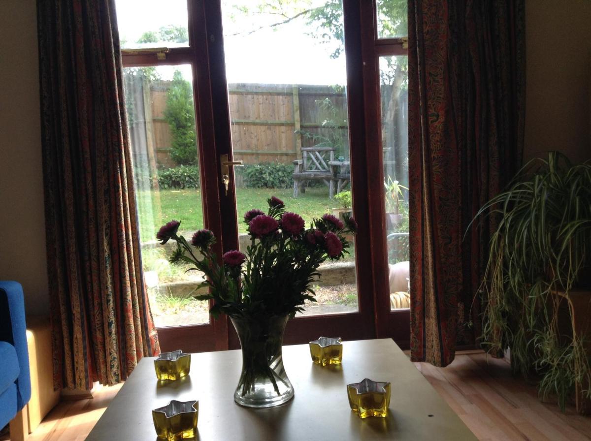 Sunny Room in Buckingham - Housity