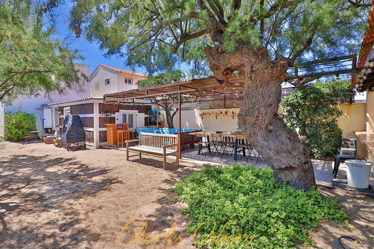 Villa des Tamaris, villa 5* en bord de mer. - Housity
