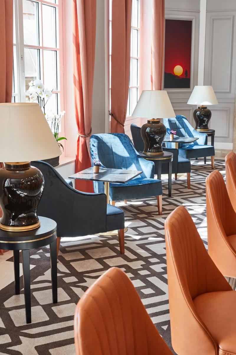 Ein Sitzbereich in der Unterkunft Steigenberger ICON Grandhotel & Spa Petersberg