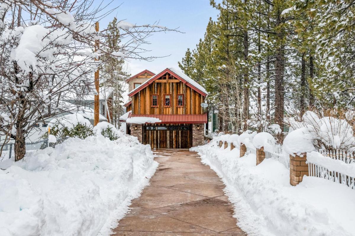 LAKEFRONT PARADISE - On the Lake - Housity