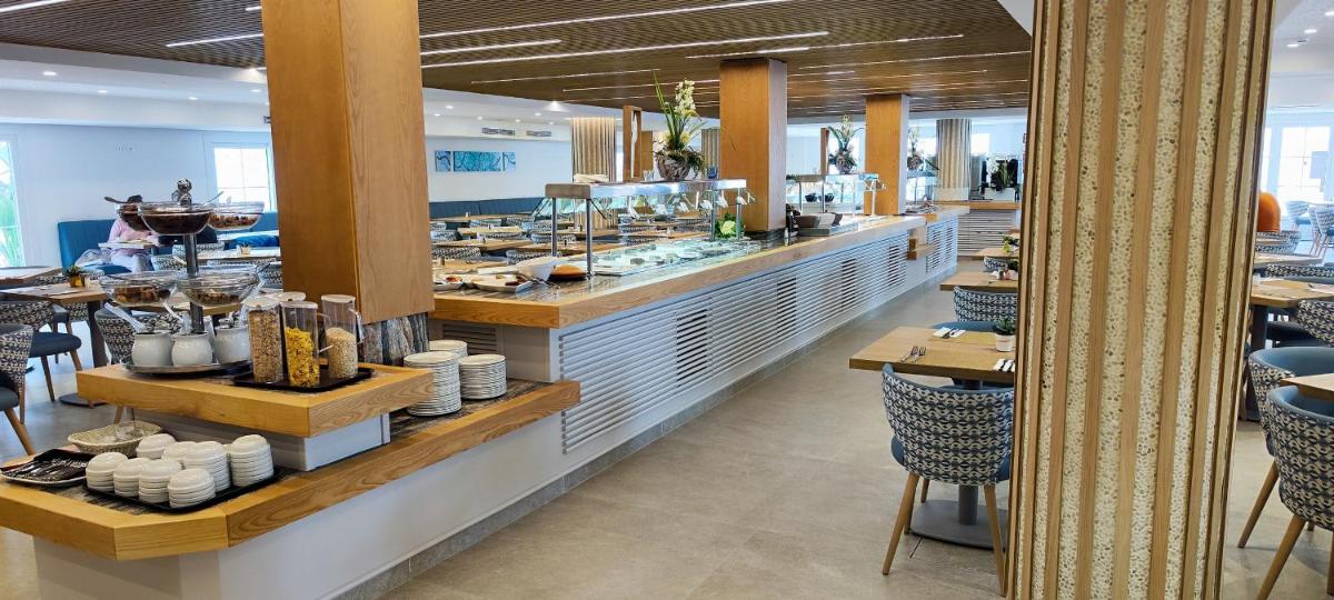 Un restaurante o sitio para comer en Hotel Capricho