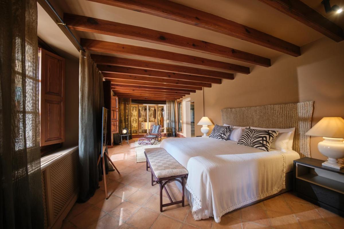 Un dormitorio con una cama grande en una habitación. en Hotel Valldemossa - The new brand by It Mallorca, en Valldemossa