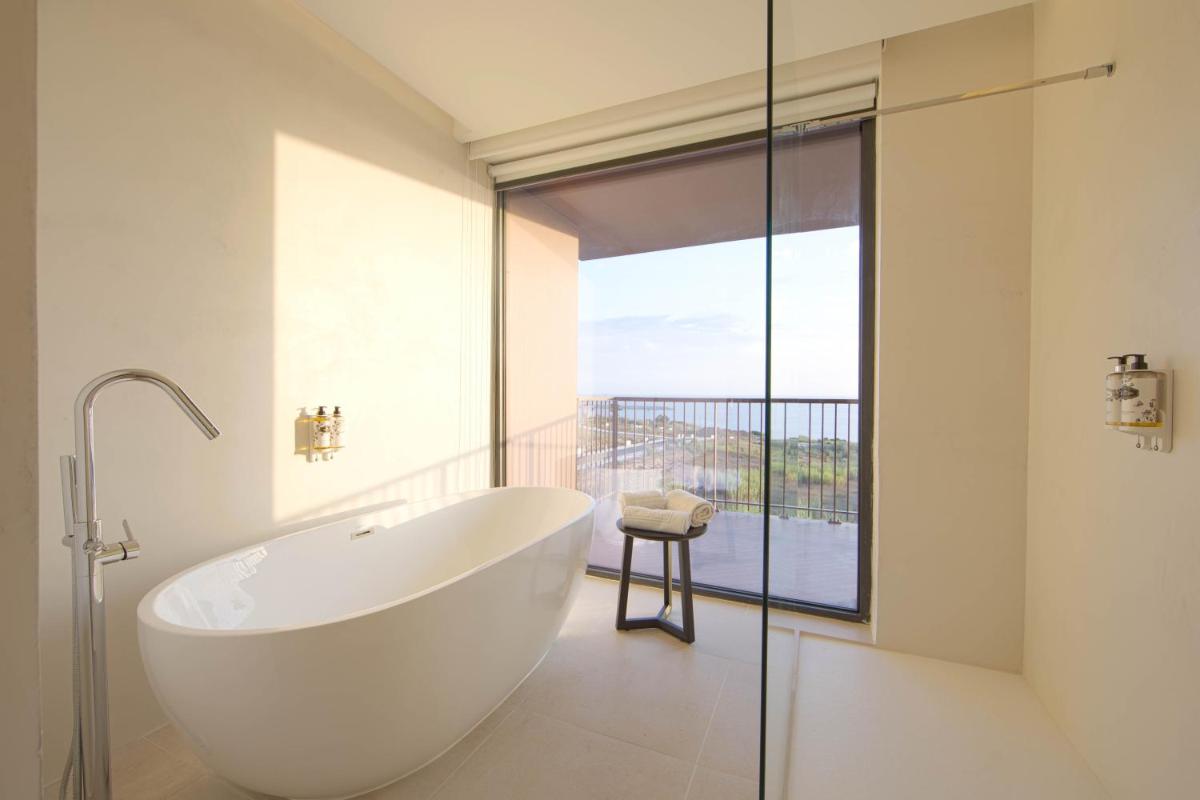 Uma casa de banho em Sines Sea View Business & Leisure Hotel
