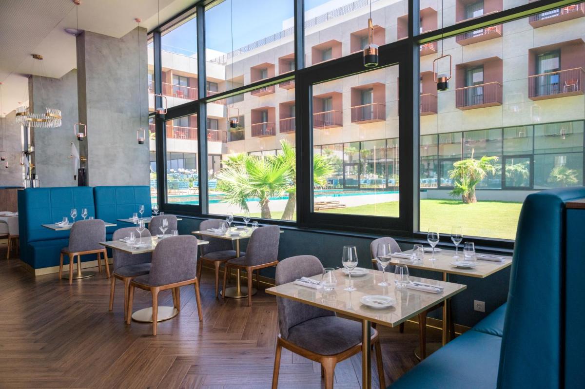 Uma área de estar em Sines Sea View Business & Leisure Hotel