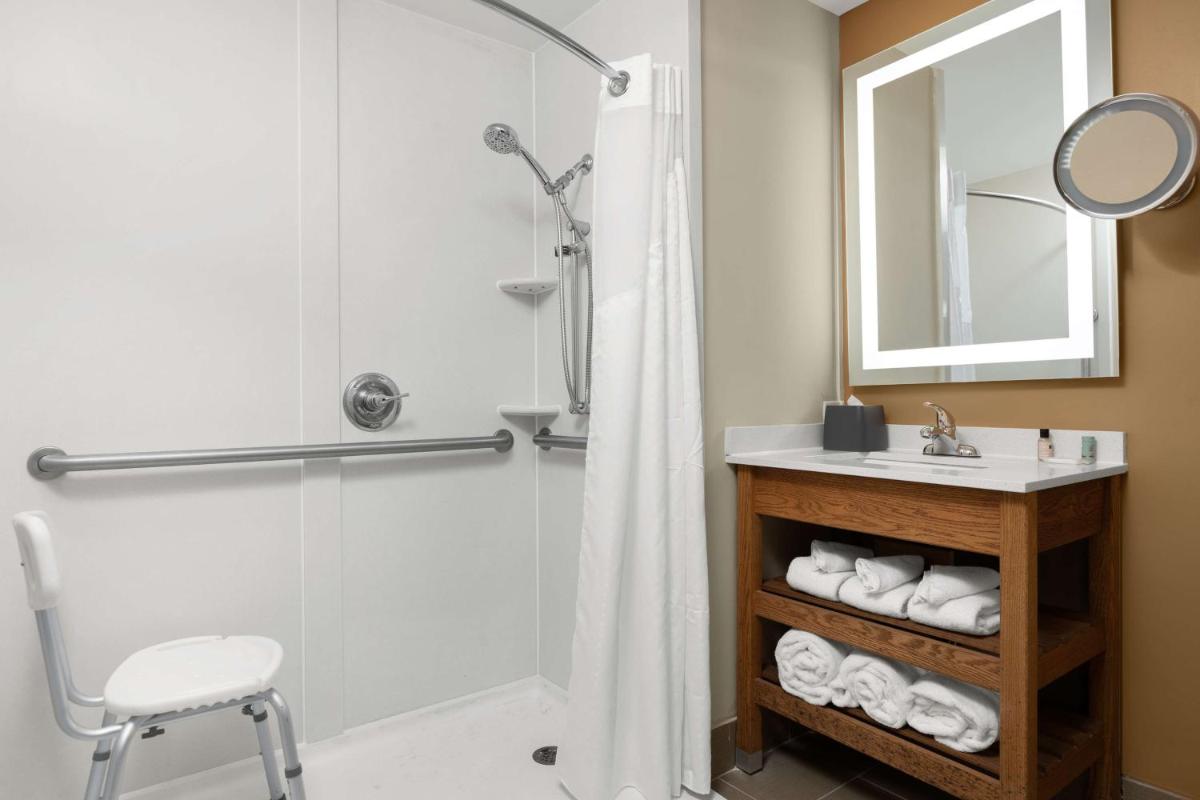 Doubletree By Hilton Greensboro Airport - Housity