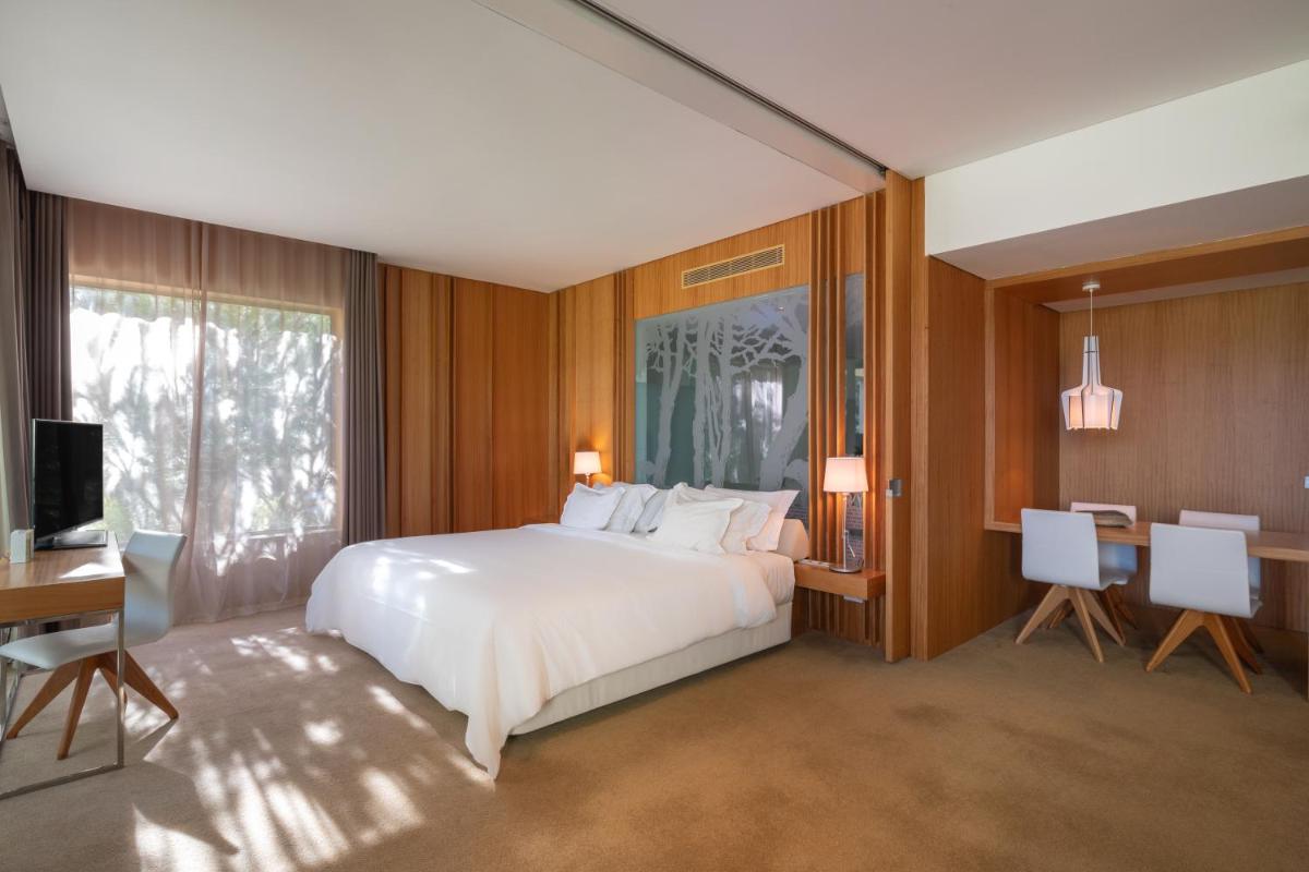 Uma cama ou camas num quarto em Onyria Marinha Cascais, Vignette Collection by IHG