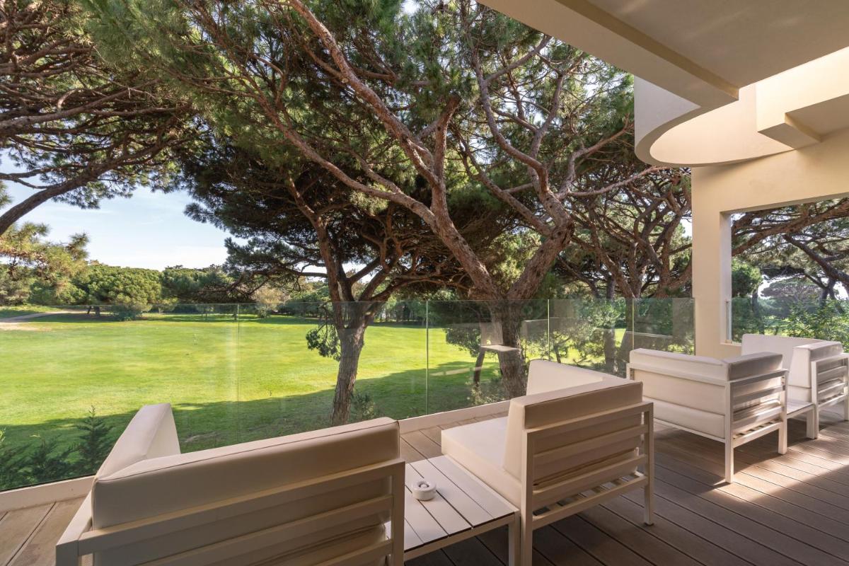 Um jardim no exterior de Onyria Marinha Cascais, Vignette Collection by IHG