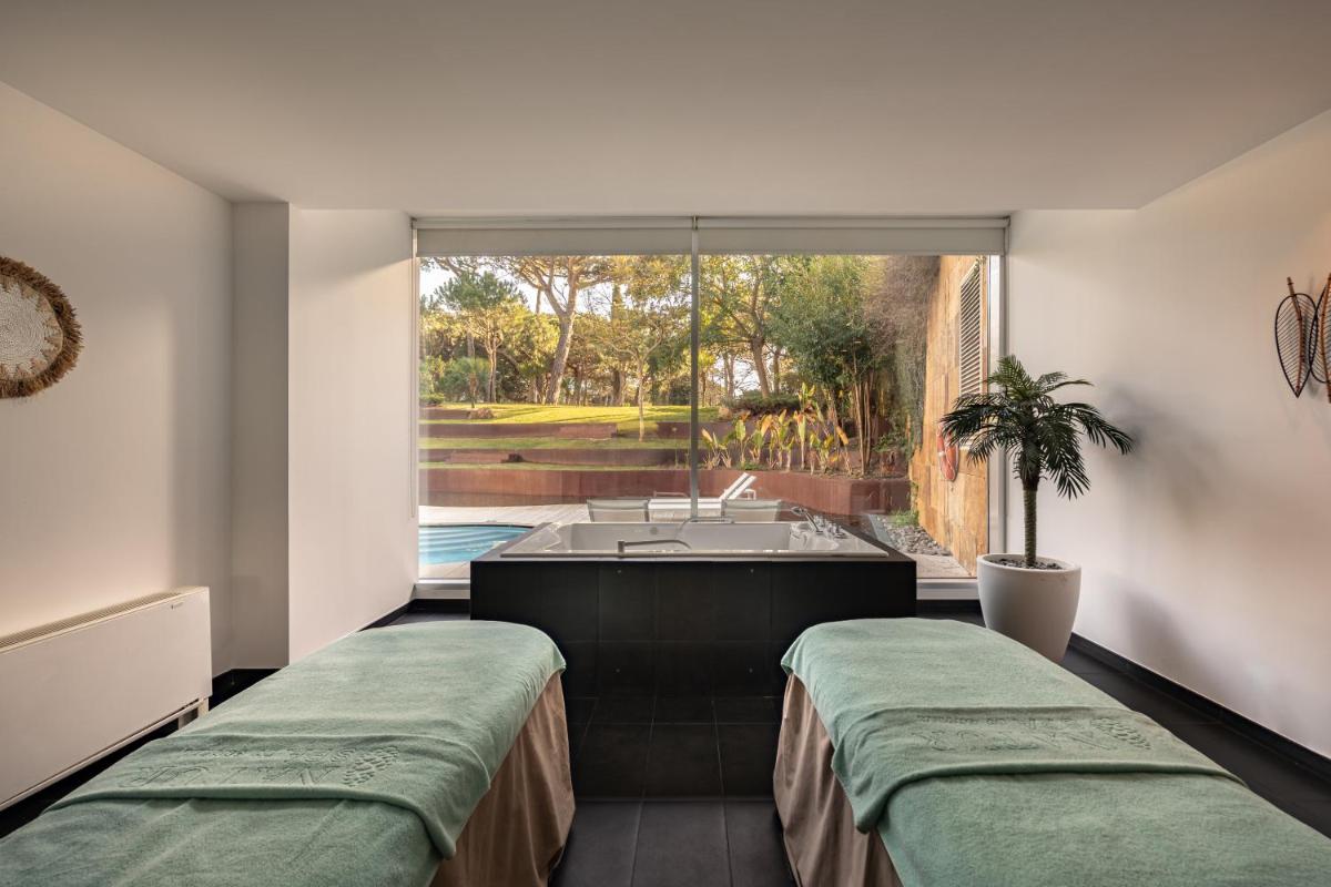 Uma cama ou camas num quarto em Onyria Marinha Cascais, Vignette Collection by IHG