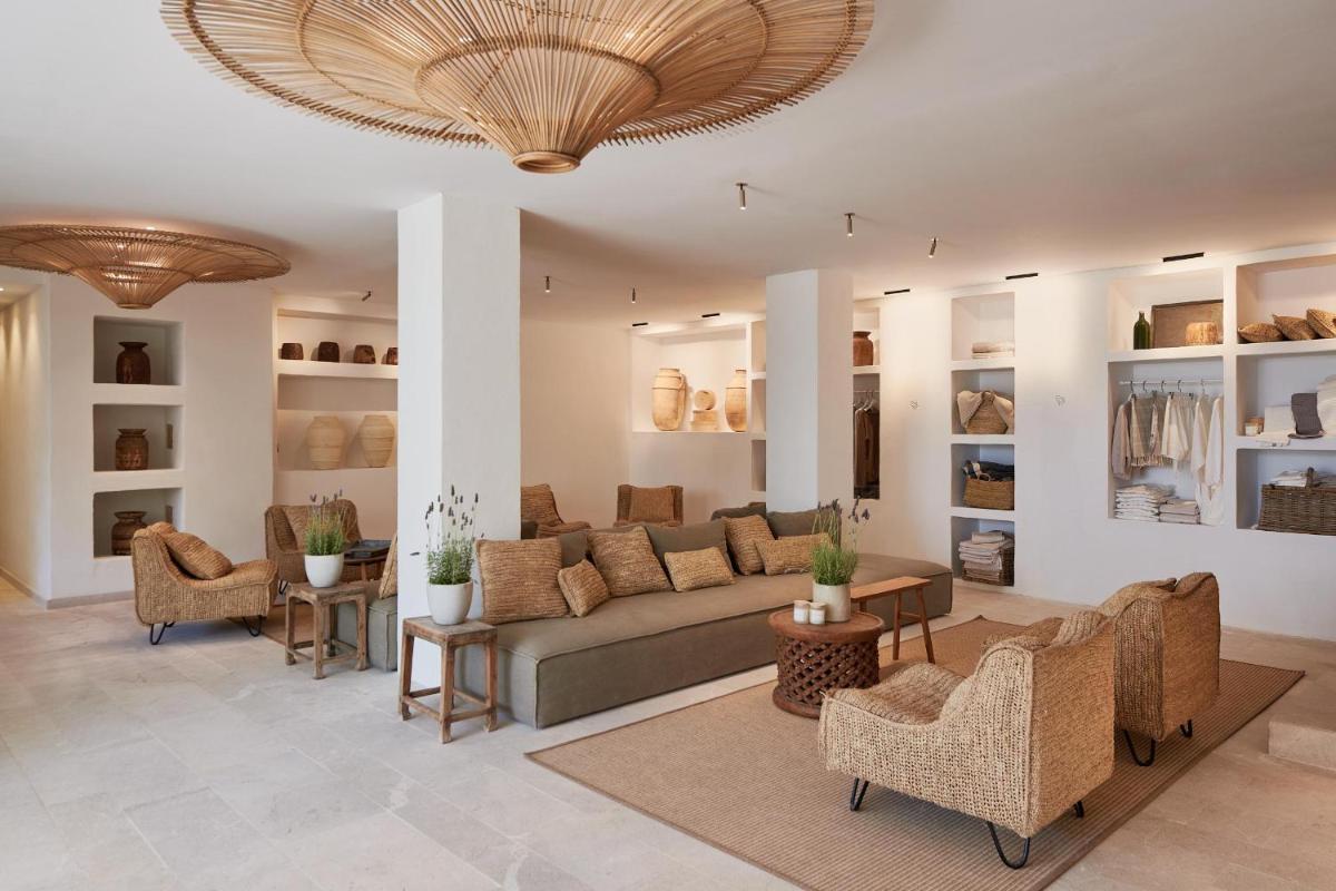 una sala de estar con un sofá y sillas en Barefoot Hotel Mallorca, en Portocolom