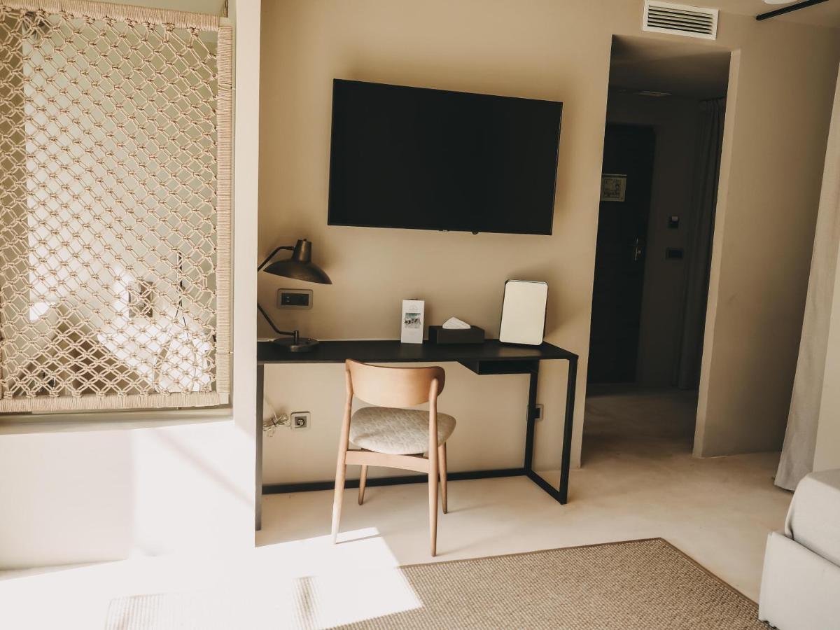 Una televisión o centro de entretenimiento en Barefoot Hotel Mallorca
