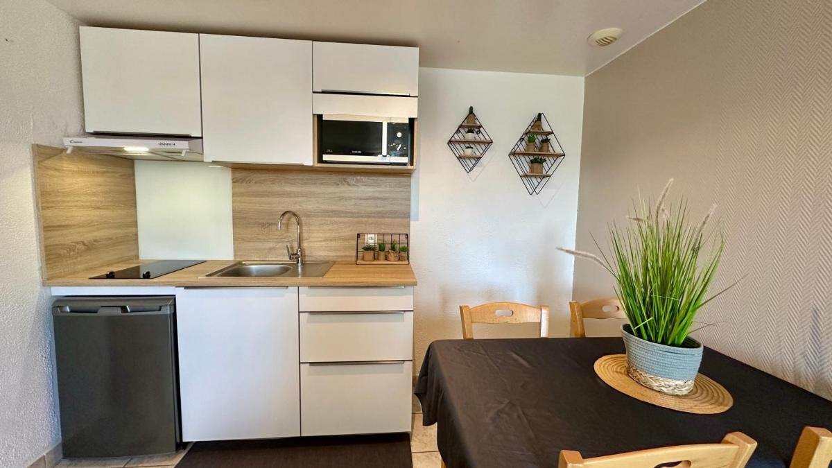 Cuisine ou kitchenette dans l'établissement La Maison Blanche