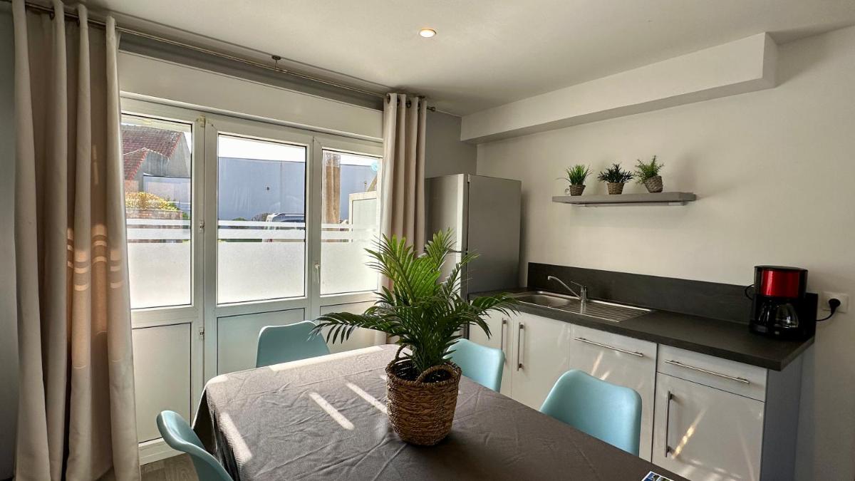 Cuisine ou kitchenette dans l'établissement La Maison Blanche
