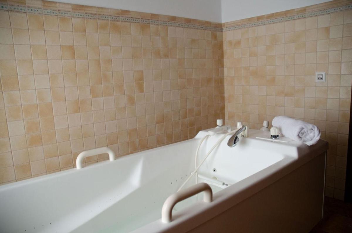 Un baño de Hotel Balneario de Marmolejo