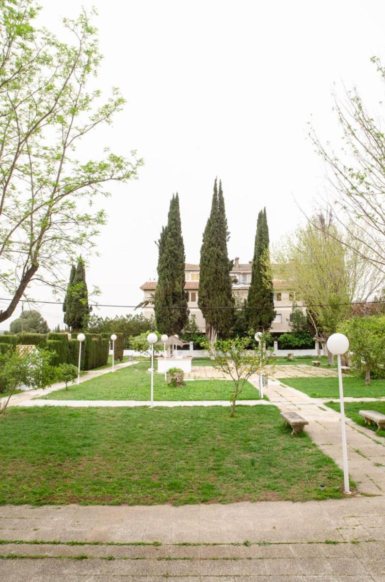 un parque con árboles y luces en el césped en Hotel Balneario de Marmolejo, en Marmolejo