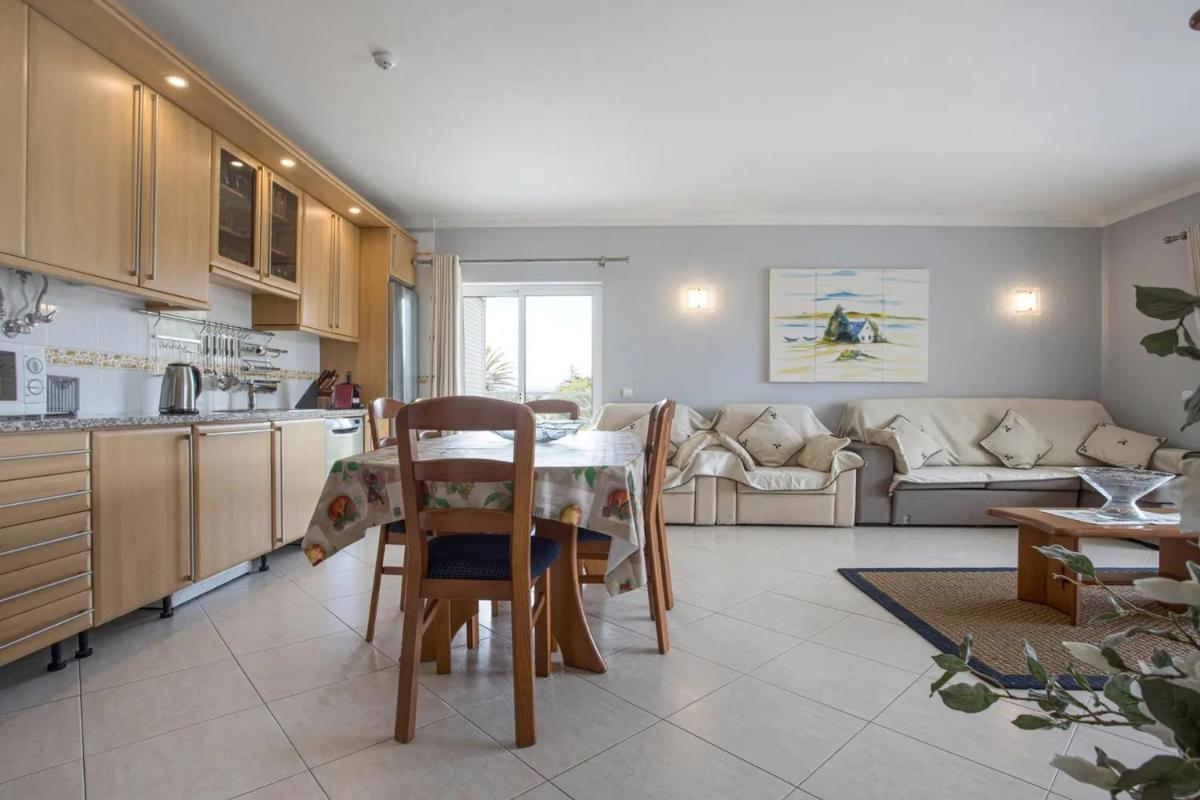 Spacious apartment in Alvor 100 m² with shared pool - Housity