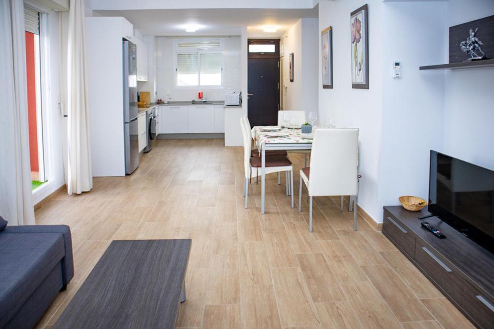Apartamento "Casa el Sargazo" en Vera Playa con Piscina, Solarium, Wifi y Parking Gratis - Housity