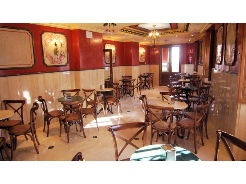 Un restaurante o sitio para comer en Hotel & Spa PLAZA Arriate
