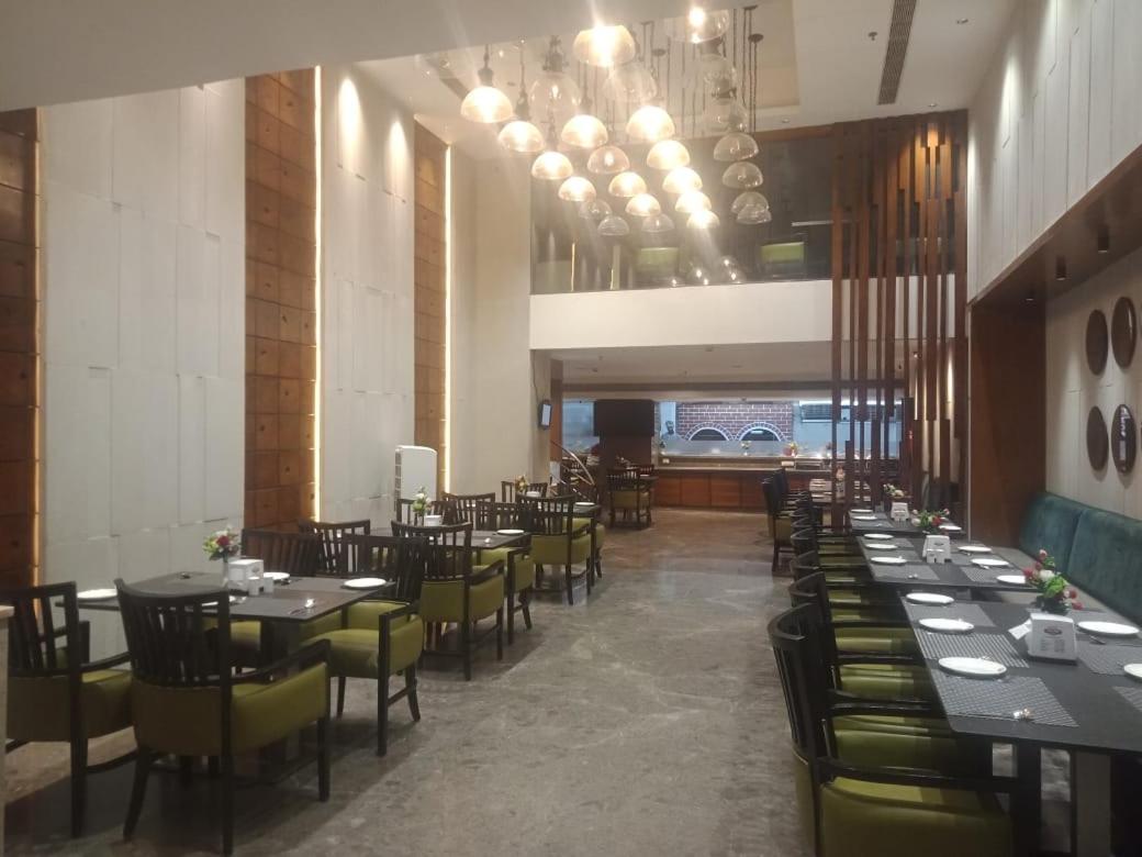 Hotel Comfortel Banjara Hills - Master Bed Luxury Rooms-Multi Cuisine Restaurant-Banquet Hall-Conference Hall-Board Room- An Svm Brand - Housity