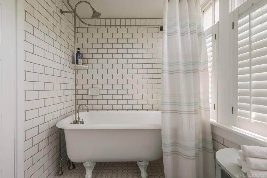 Waterfront Cottages in Lexington Vacation Homes - Housity