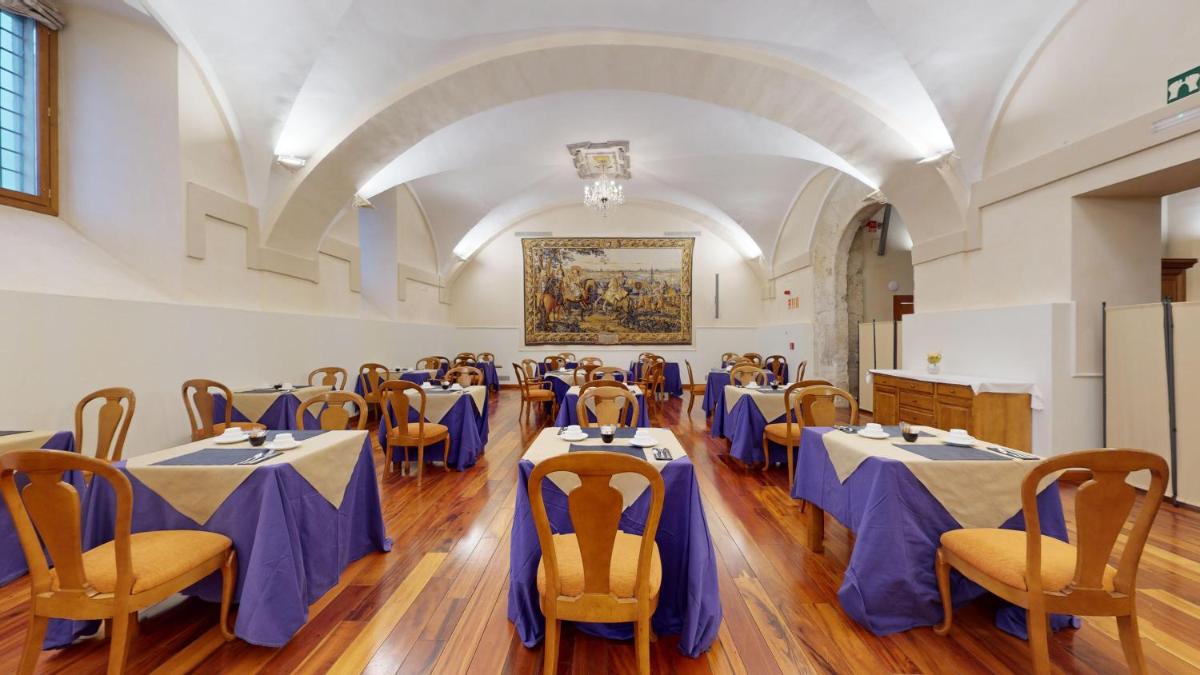 Un restaurante o sitio para comer en AZZ Peñafiel Las Claras Hotel & Spa
