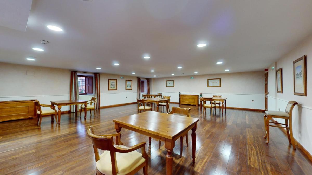 Habitación con mesas y sillas de madera. en AZZ Peñafiel Las Claras Hotel & Spa, en Peñafiel 55 fotos más