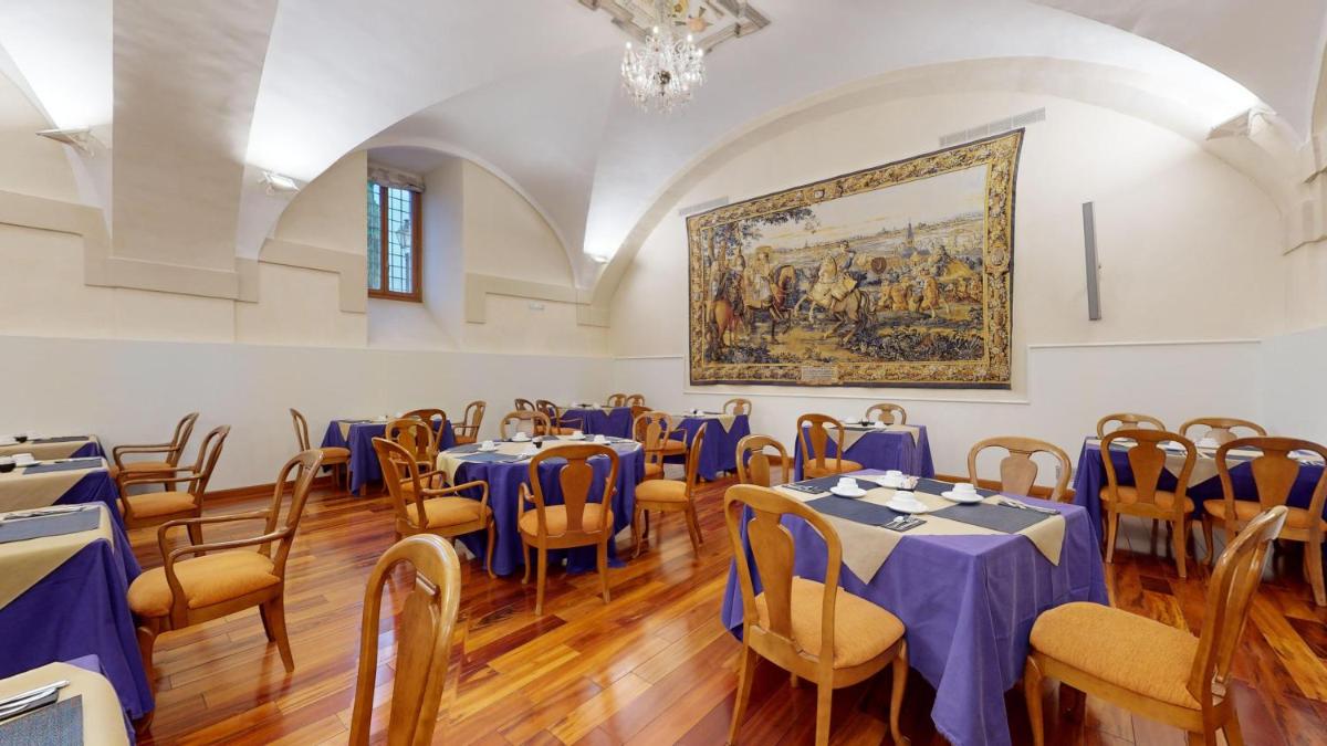 Un restaurante o sitio para comer en AZZ Peñafiel Las Claras Hotel & Spa