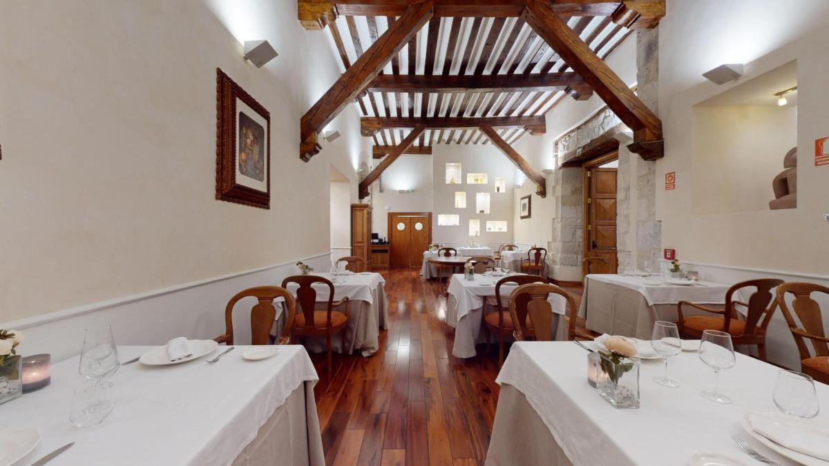 Un restaurante o sitio para comer en AZZ Peñafiel Las Claras Hotel & Spa