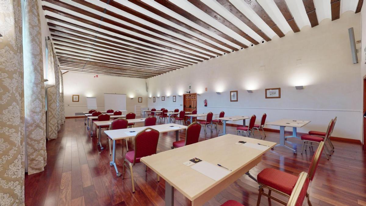Un restaurante o sitio para comer en AZZ Peñafiel Las Claras Hotel & Spa