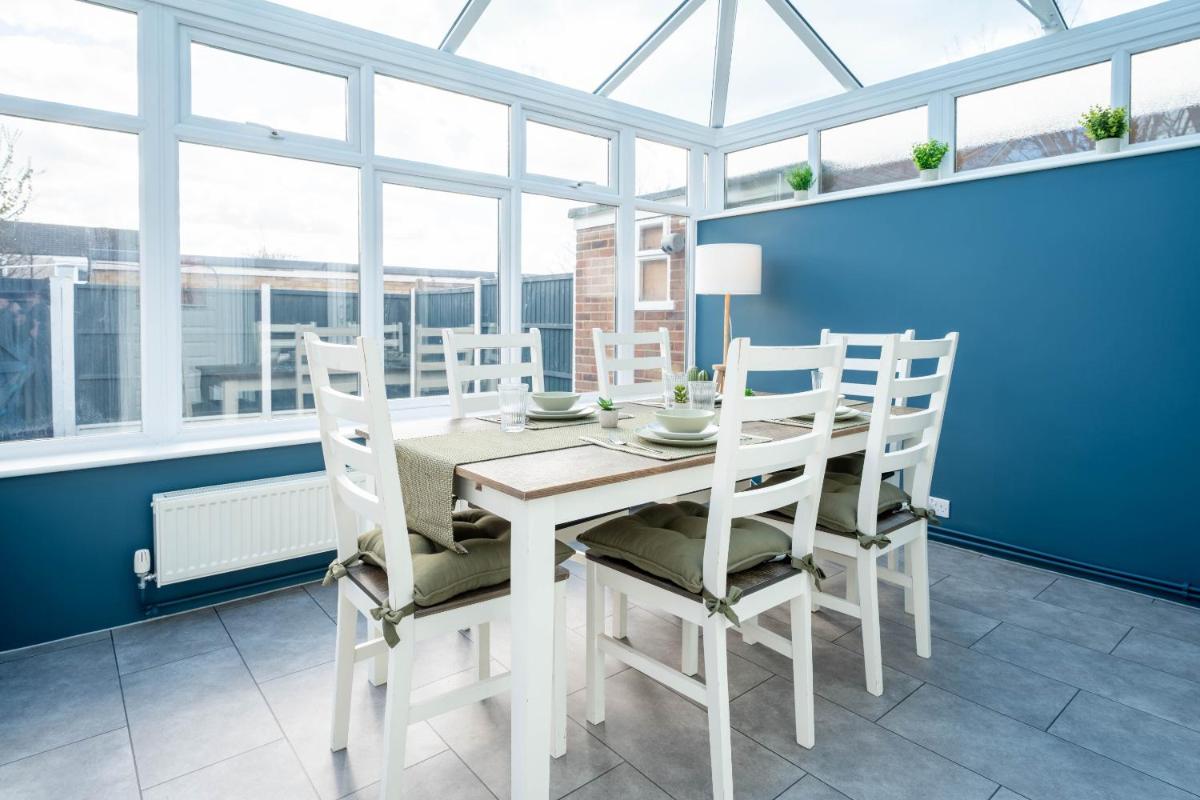 Gatwick Place - 4 bed 2 bath self contained house with private garden - Housity