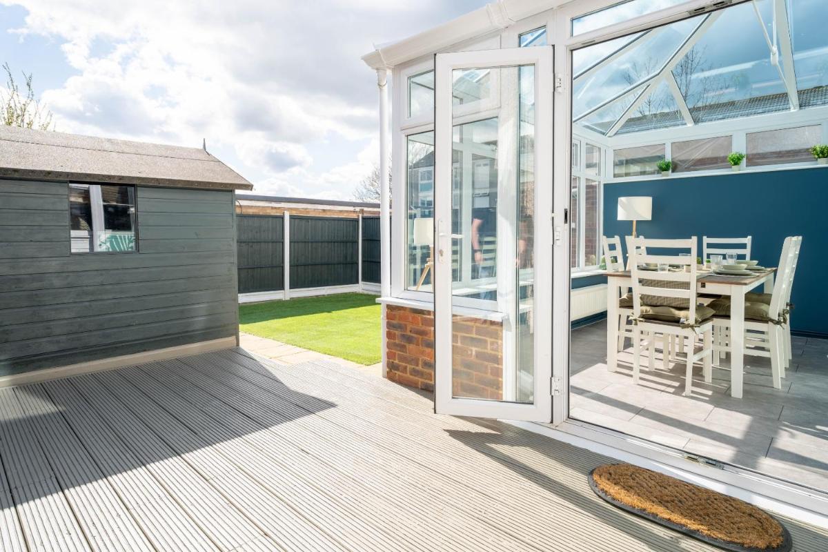 Gatwick Place - 4 bed 2 bath self contained house with private garden - Housity