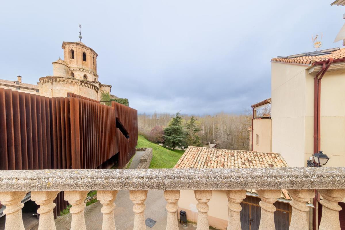 Hostal SIN RECEP24H Puerta de la Villa - Pet friendly & Restaurante - Housity