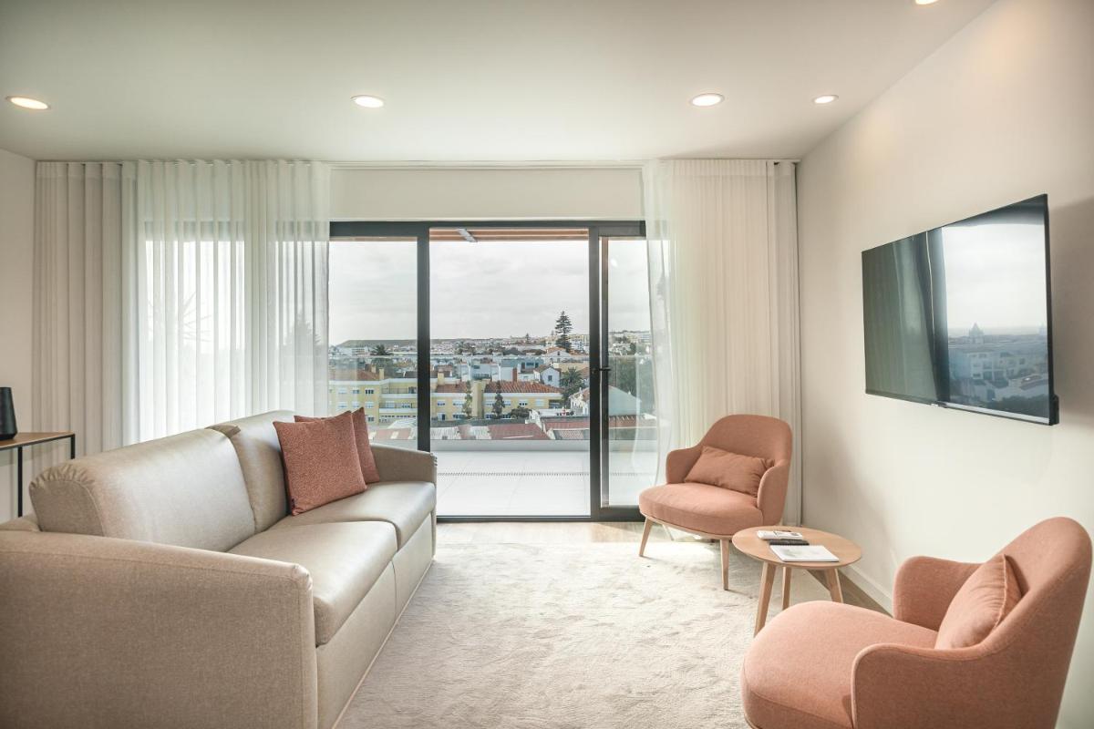 uma sala de estar com um sofá e duas cadeiras em Alto do Forte em Ponta Delgada