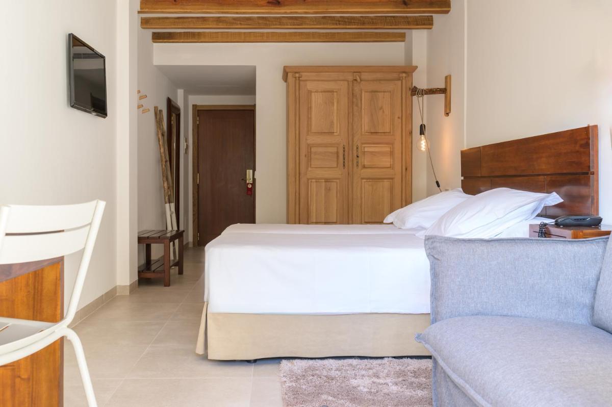 Cama o camas de una habitación en Hotel Es Port
