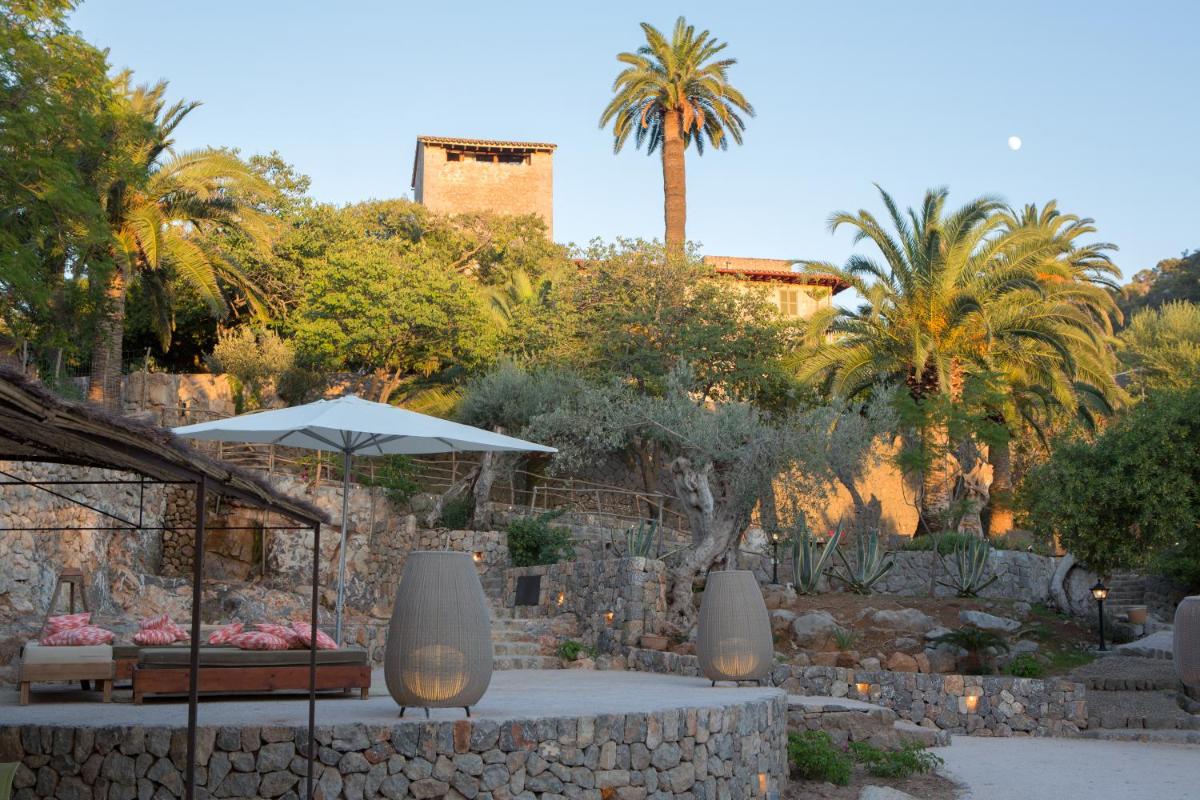 Jardín al aire libre en Hotel Es Port