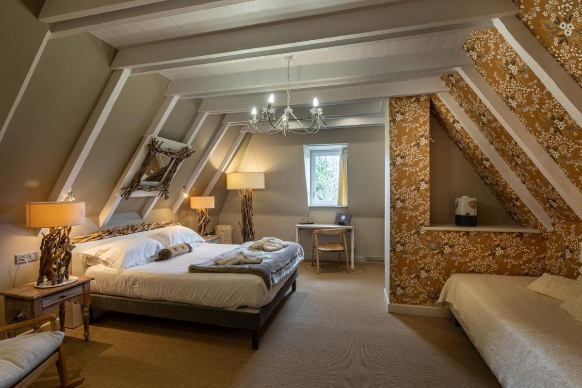 - une grande chambre avec 2 lits et un lustre dans l'établissement Le Bailliage Hôtel & Spa, à Salers 51 autres photos