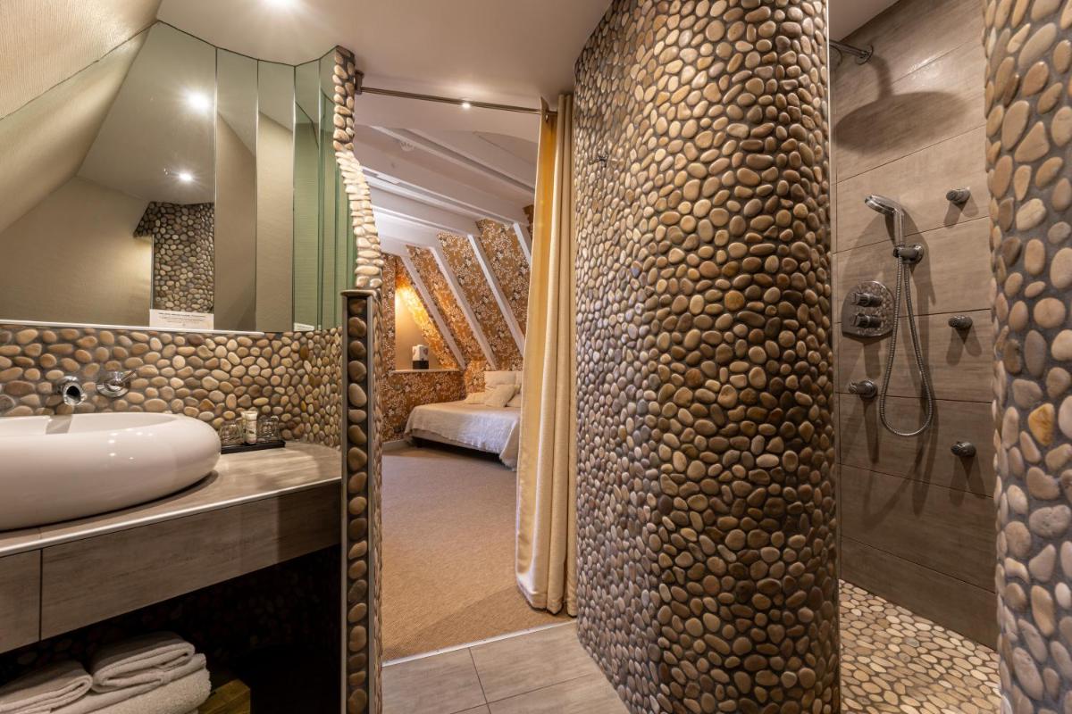 Un ou plusieurs lits dans un hébergement de l'établissement Le Bailliage Hôtel & Spa