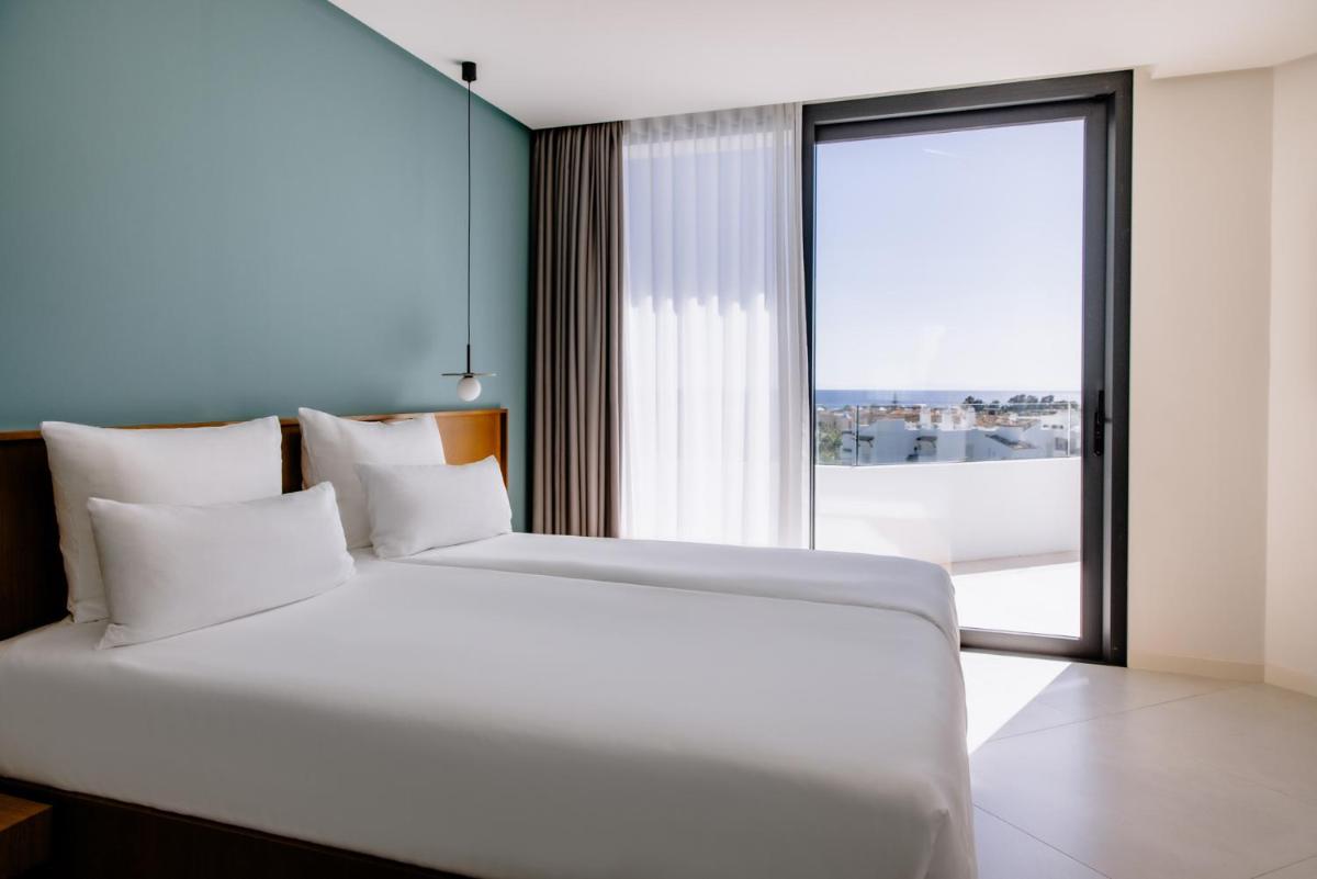 Cama o camas de una habitación en THE FLAG HOTEL Marbella, Estepona Adult Recommended