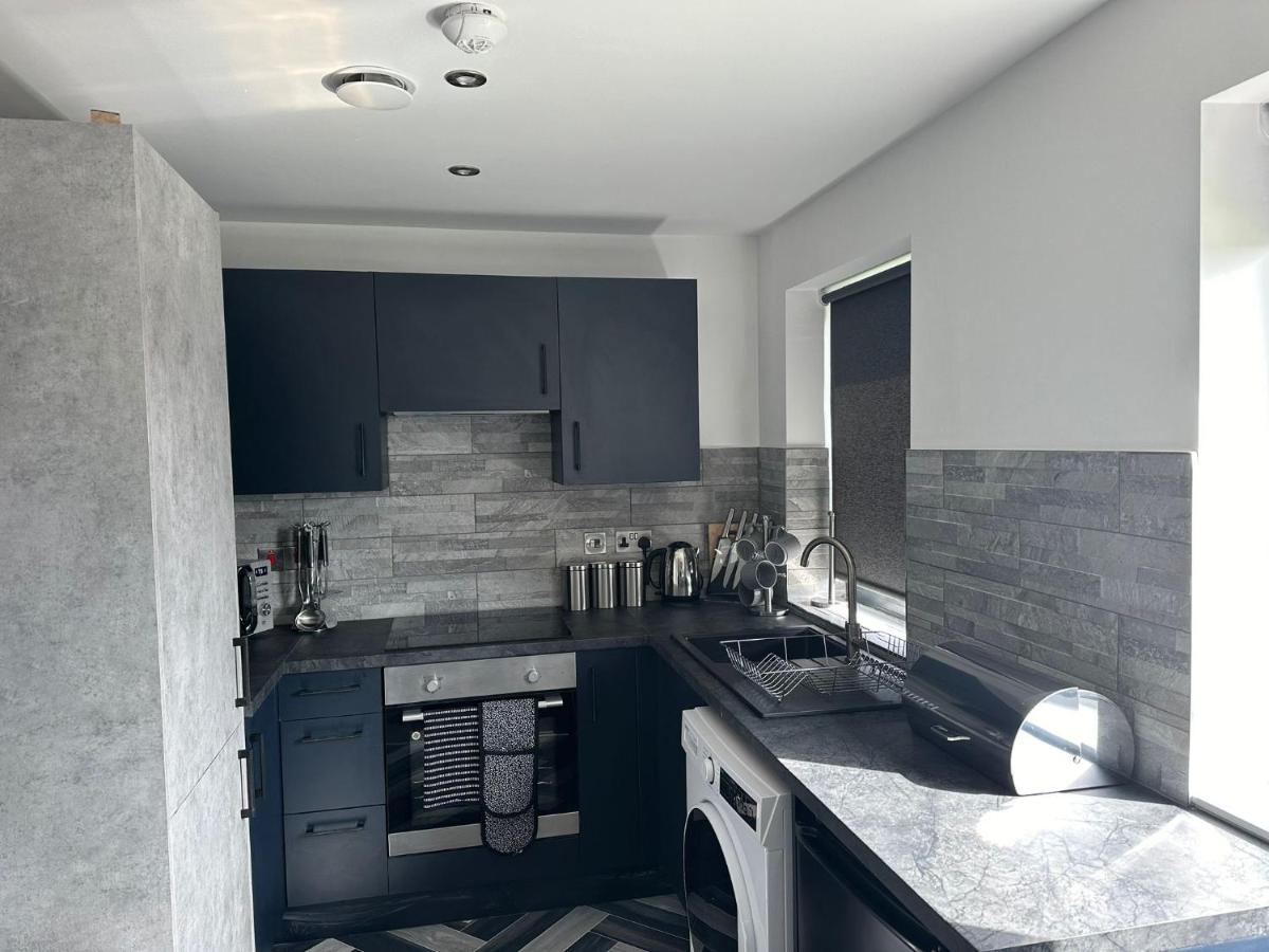 Newark House Premium Apartments with Sofa Beds - WIFI - FREE Parking - Perfect for contractors! - Housity