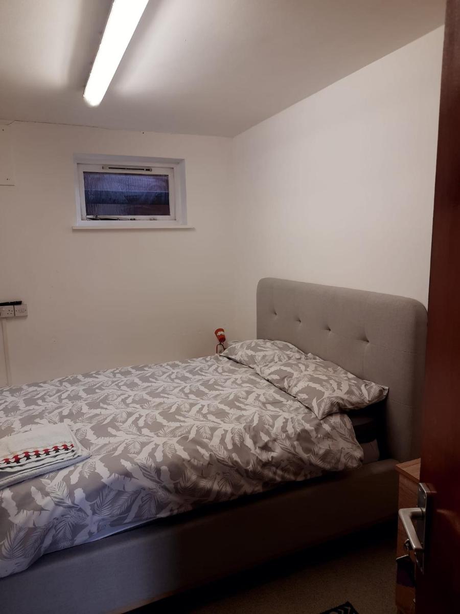 Private Ensuite Room Next To A34 - Housity