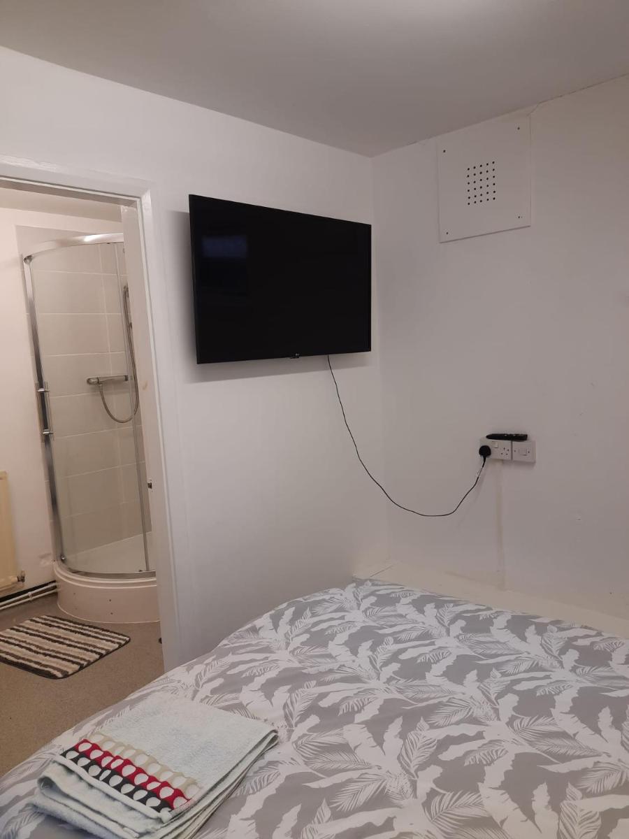 Private Ensuite Room Next To A34 - Housity